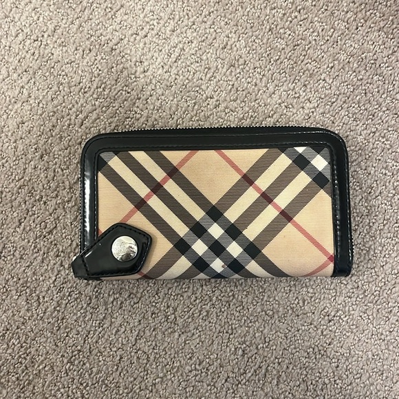 Burberry bag with matching wallet. Classic plaid iconic Burberry print. Leather. - Picture 3 of 4